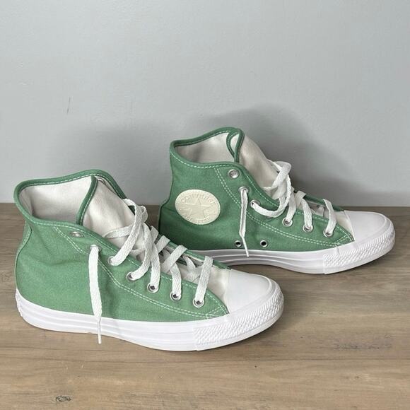 New no box converse light green and cream women’s size 7 - has mark - Picture 1 of 6